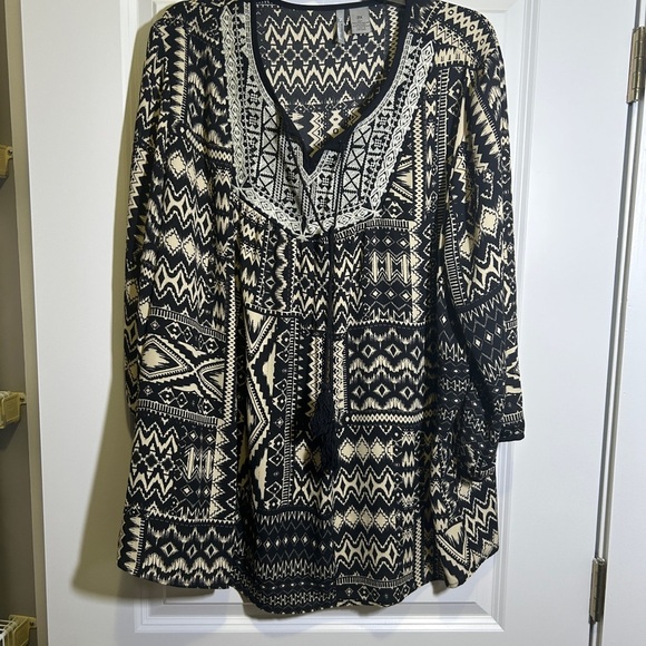 new directions Tops - New Directions Black and White Graphic Tunic